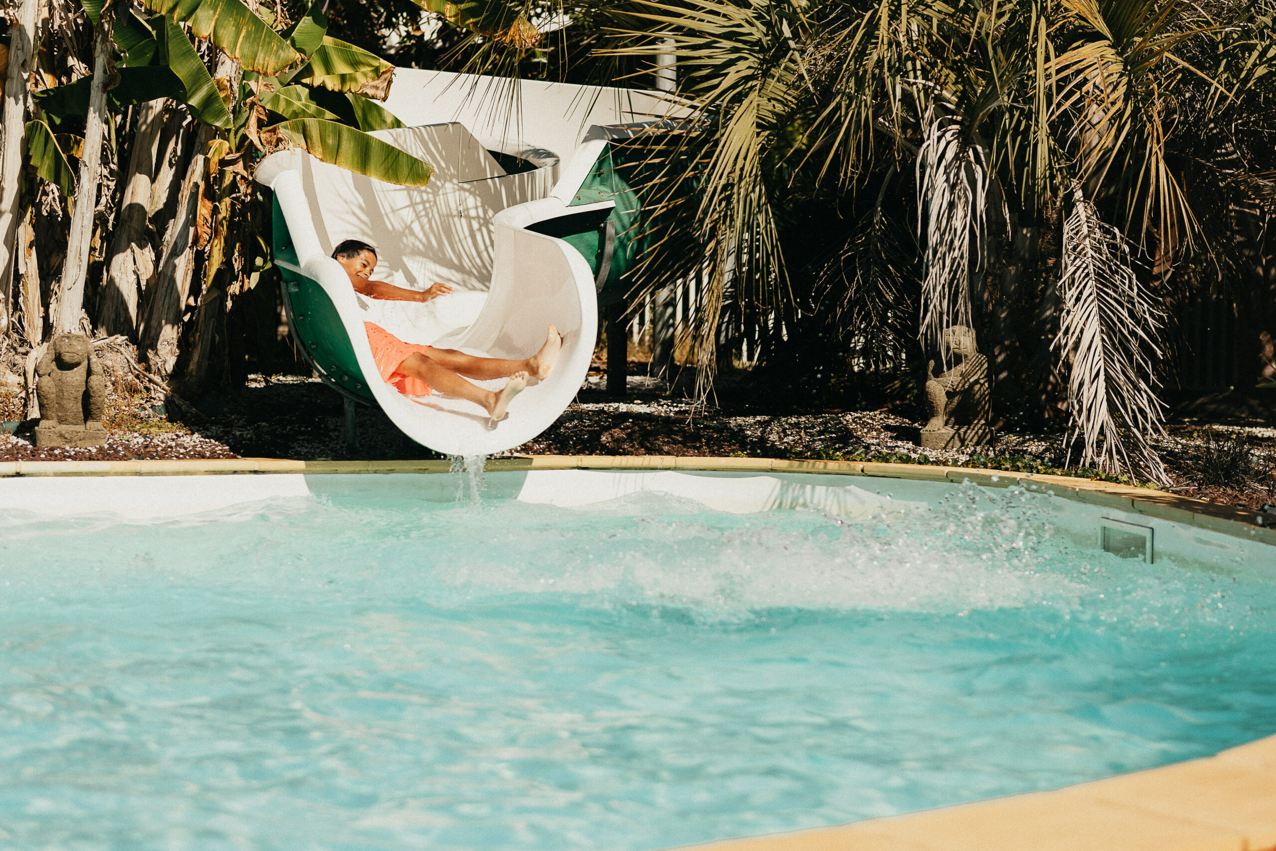 Piscine avec toboggan